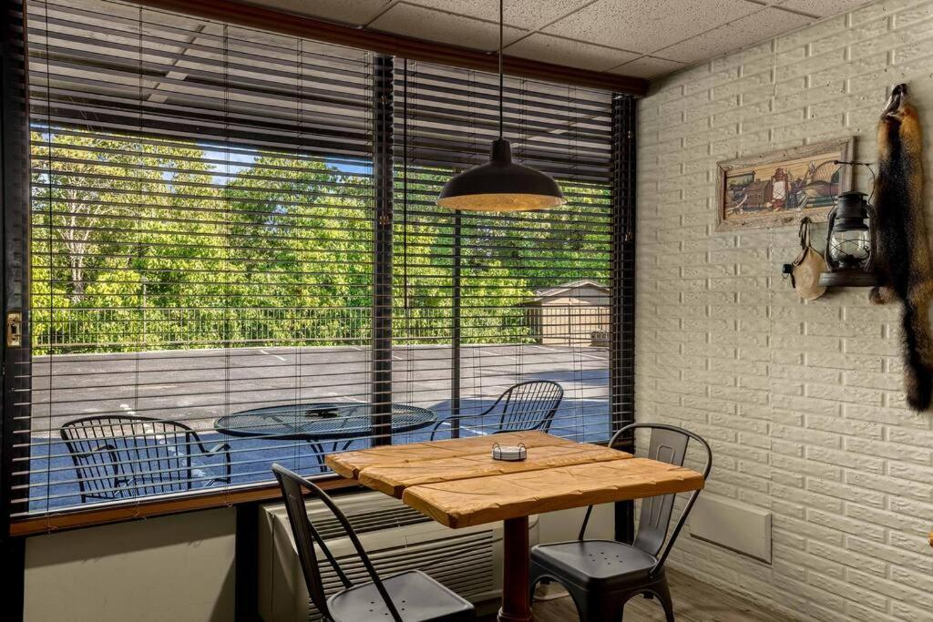 Stonegate Bed, Wifi, 50in Roku Tv, Salt Water Pool #109 Apartment