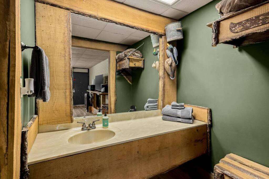 Stonegate Bed, Wifi, 50in Roku Tv, Salt Water Pool #109