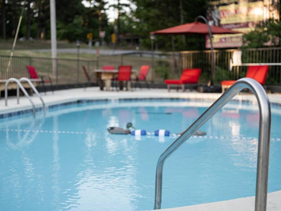 Apartment Stonegate Bed, Wifi, 50in Roku Tv, Salt Water Pool #109 Eureka Springs